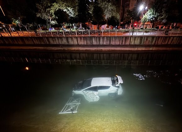 OTOMOBİL SULAMA KANALINA UÇTU!