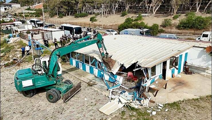 Karataş sahil şeridindeki kaçak yapılar yıkılıyor
