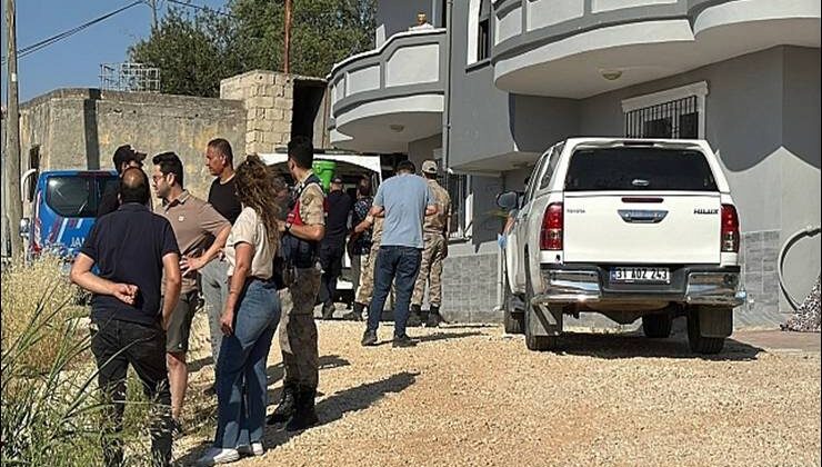 Kızını Öldürüp Eşini Yaraladı