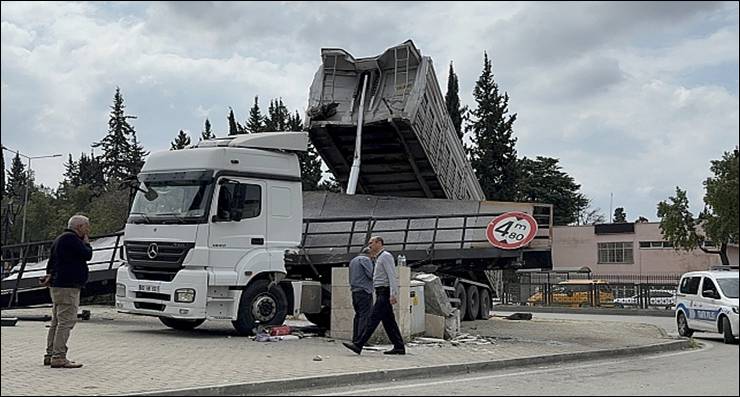 Tır Dorsesi Üst Geçidi Yıktı