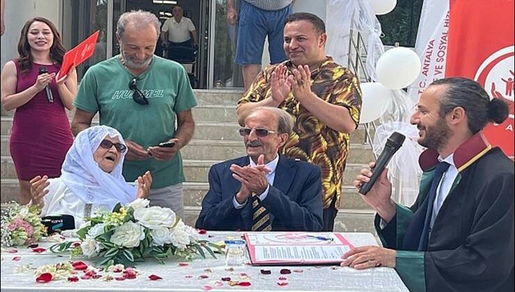 Huzurevinde Nikah Tazelediler