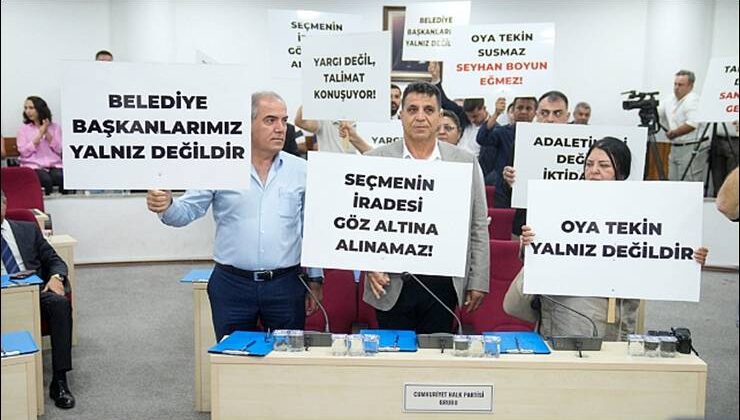 Seyhan’ın CHP’li Belediye Meclis Üyelerinden Pankartlı Tepki