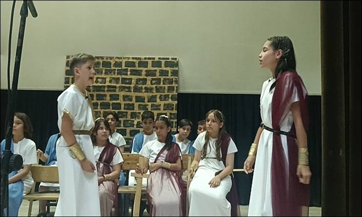 Kozan’da öğrenciler, İngilizce tiyatro oyunu sahneledi