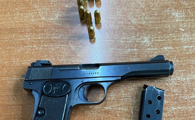 POLİSTEN KAÇTI, SİLAHLA YAKALANDI