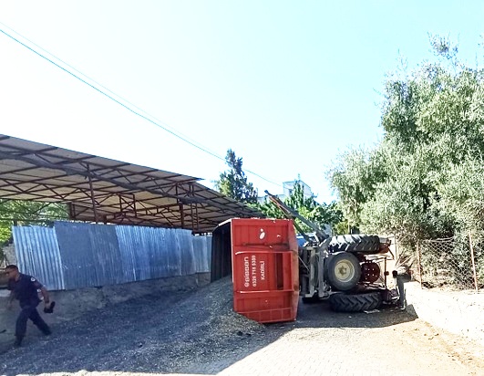 TRAKTÖR DEVRİLDİ: 1 YARALI