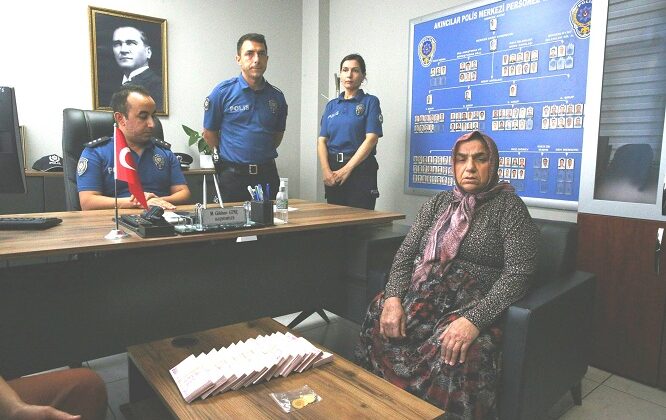 ALTIN ÇANTASINI ÇÖPE ATTI!