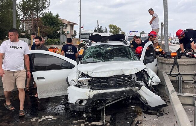 ARAÇ OTOBAN GİŞESİNE ÇARPTI: 1 ÖLÜ, 4 YARALI