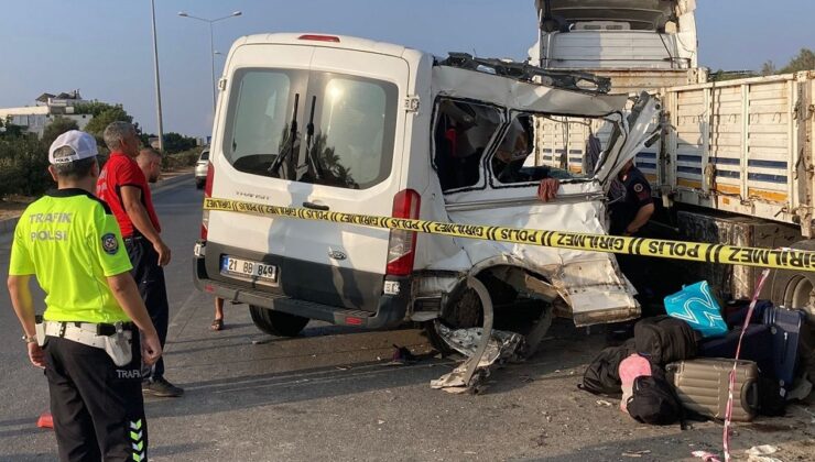 Öğrenci servisi Tıra çarptı: 2 ölü, 10 yaralı