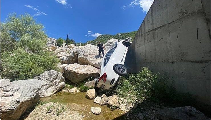 Uçtu Uçtu Otomobil Dereye Uçtu: 4 Yaralı