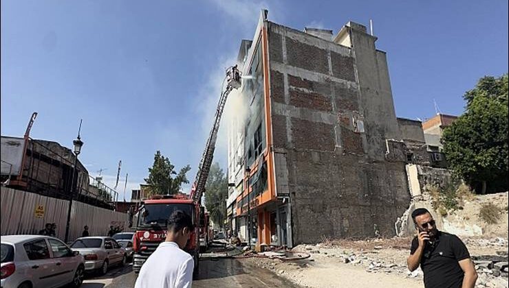 Adana’da yastık imalathanesinde çıkan yangın söndürüldü