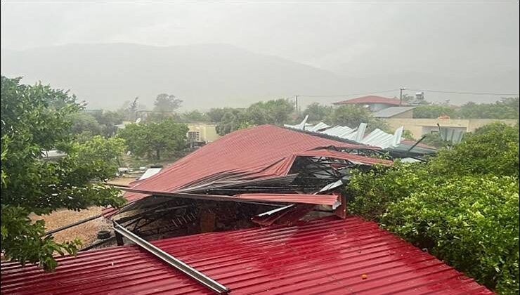 Kozan’da sağanak ve şiddetli rüzgar etkili oluyor