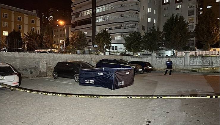 Adana’nın merkez Çukurova ilçesinde bir kişi, kız arkadaşını bıçakla öldürdükten sonra intihar etti.