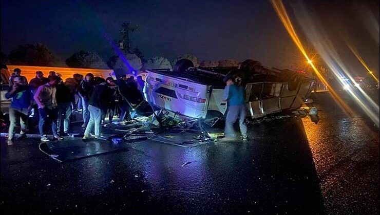 Devrilen midibüsteki 25 tarım işçisi yaralandı