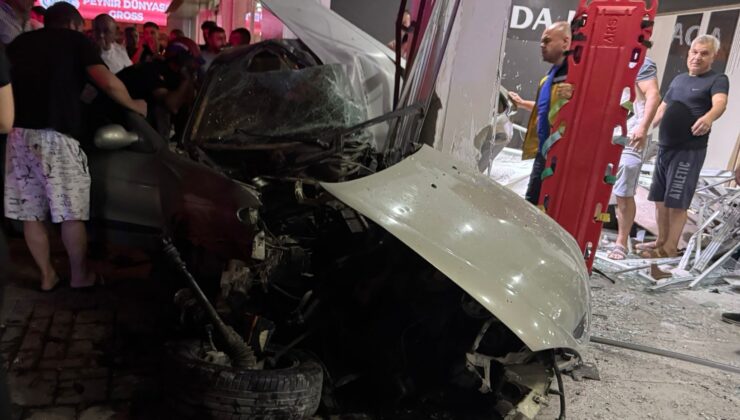 OTOMOBİL MOBİLYA MAĞAZASINA DALDI!