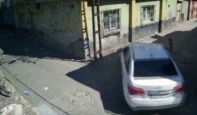 Otomobilin çarptığı 2 yaşındaki çocuk öldü