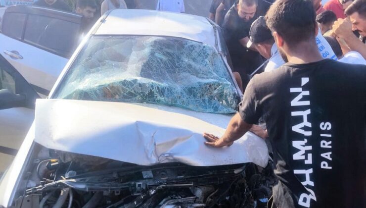 Otomobil manevra yapan traktöre çarptı: 3 yaralı