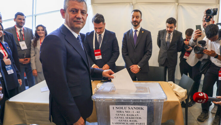 Özel, yeniden CHP Genel Başkanlığına seçildi