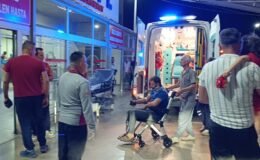 OTOMOBİL DUVARA ÇARPTI: 3 YARALI