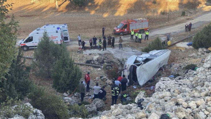 ARAÇ ŞARAMPOLE DEVRİLDİ:  5 ÖLÜ, 14 YARALI