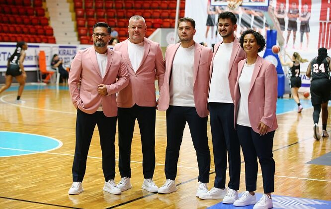 BASKETÇİLERDEN PEMBE CEKETLİ DESTEK