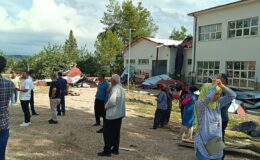KOZAN’DA FIRTINA OKULU  TATİL ETTİRDİ