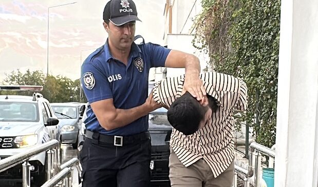 ÇAKARLI POLİS SÜSÜ VEREN ŞAHIS TUTUKLANDI