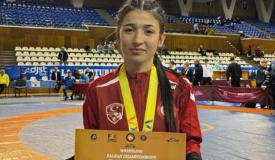 Fekeli Fatma Gül şeref kürsüsünde