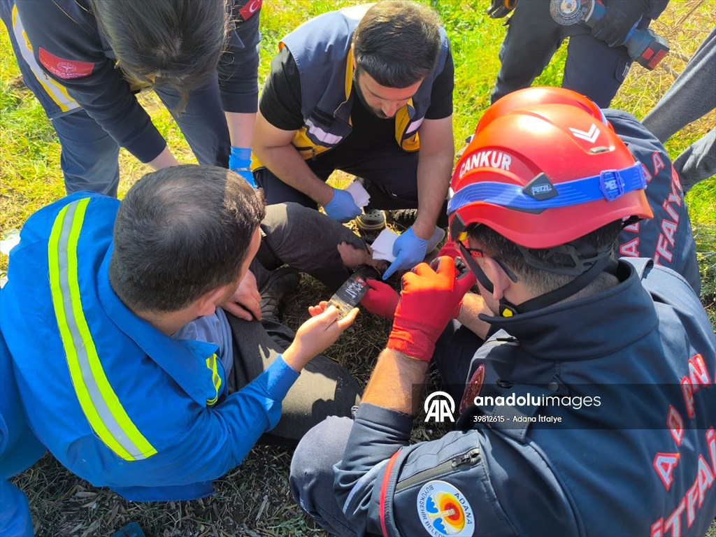 Ayağı motorlu testereye sıkışan kişiyi itfaiye kurtardı