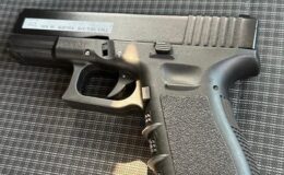 NİKAH SALONU ÖNÜNDE KENDİNİ YARALADI!