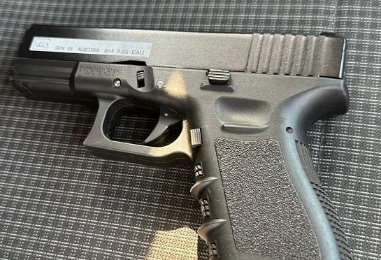 NİKAH SALONU ÖNÜNDE KENDİNİ YARALADI!