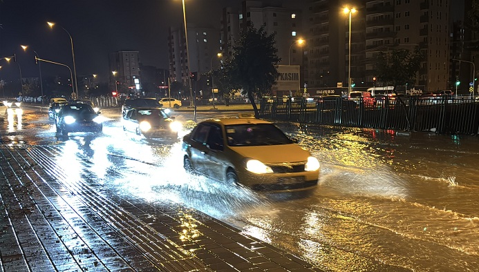 Adana’da sağanak etkili oldu