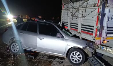 KAMYONLA OTOMOBİL ÇARPIŞTI: 2 YARALI