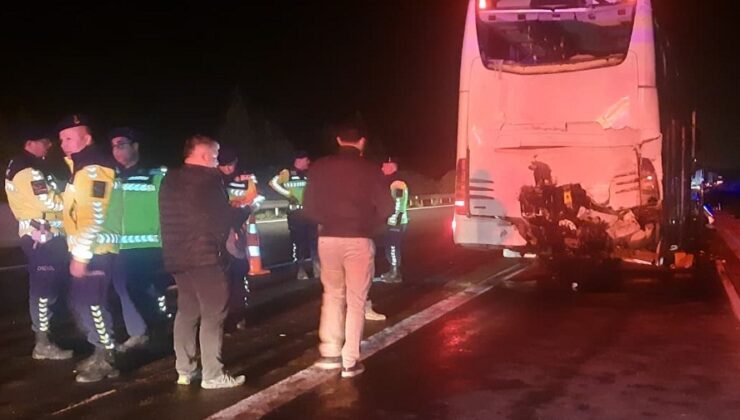 TIR İLE OTOBÜS ÇARPIŞTI: 15 YARALI