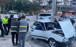 ELEKTRİK DİREĞİNİ ÇARPAN ARAÇTA 3 YARALI!