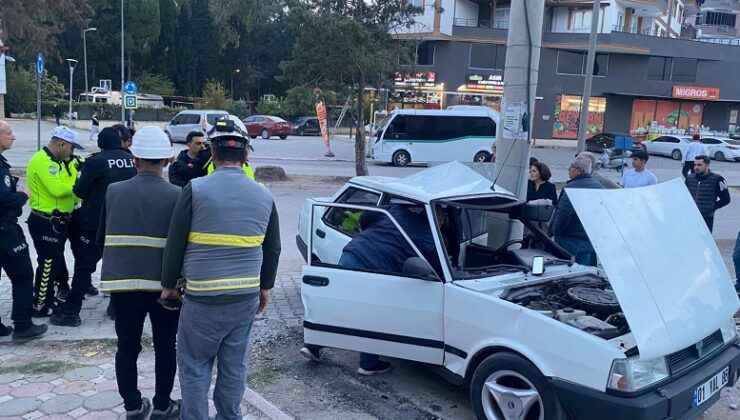 ELEKTRİK DİREĞİNİ ÇARPAN ARAÇTA 3 YARALI!