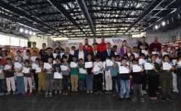 Yüzme öğrenen öğrencilere sertifikaları verildi