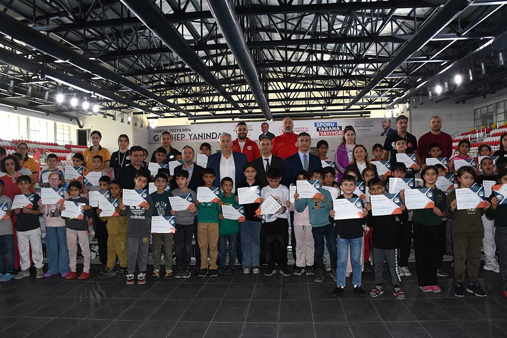 Yüzme öğrenen öğrencilere sertifikaları verildi