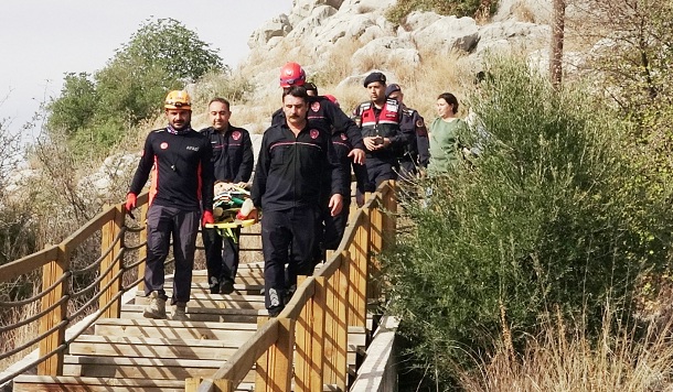 KALEDEN DÜŞÜP YARALANDI