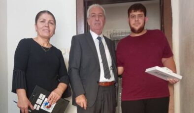 Ceyhan’da evler dolaşılarak tablet dağıtılıyor