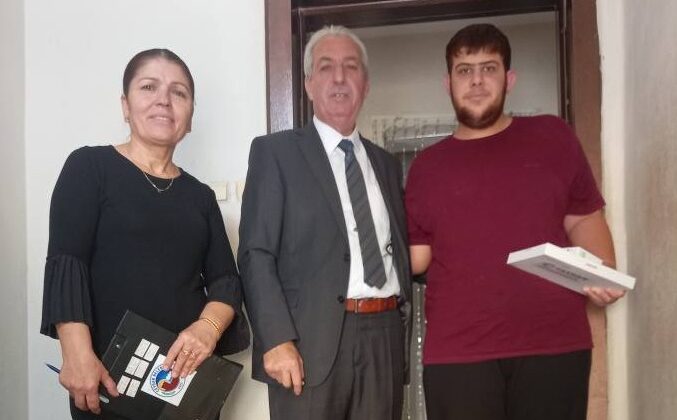 Ceyhan’da evler dolaşılarak tablet dağıtılıyor