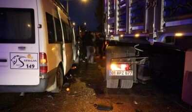 Tır işçi minibüsüne çarptı: 2 yaralı