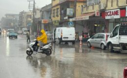 Adana’da yağmur hayatı olumsuz etkiledi