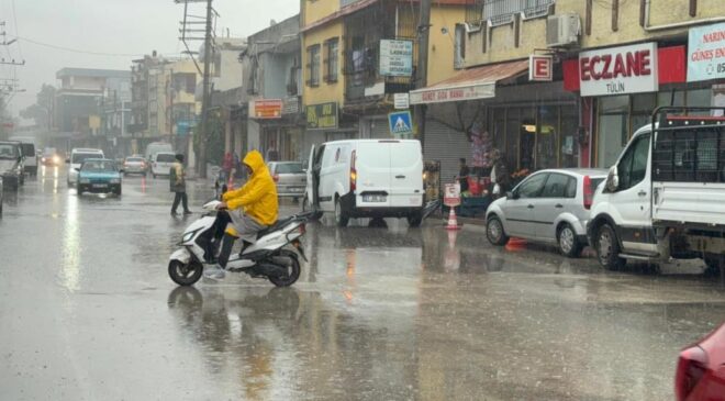 Adana’da yağmur hayatı olumsuz etkiledi