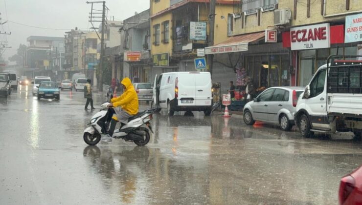 Adana’da yağmur hayatı olumsuz etkiledi