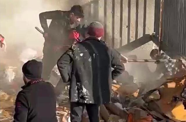 Geri dönüşüm tesisinde yangın korkuttu