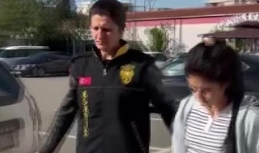 2 KADIN MİSAFİR KILIĞINDA EVLERİ SOYDU!