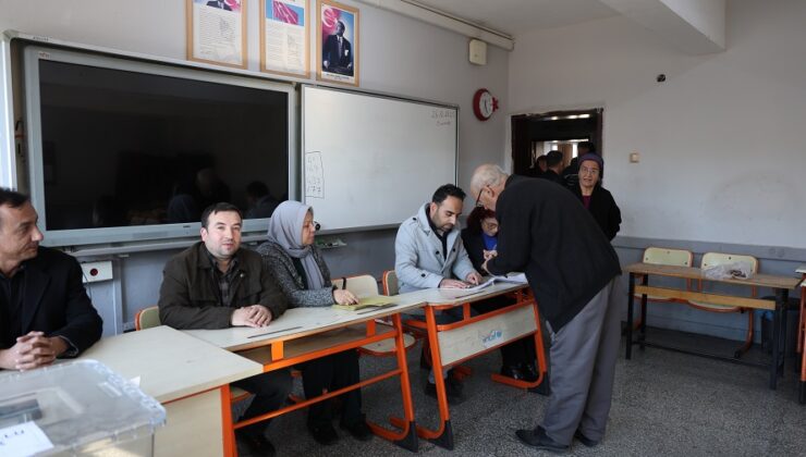 KOZAN’DA SEÇMEN SANDIK BAŞINDA