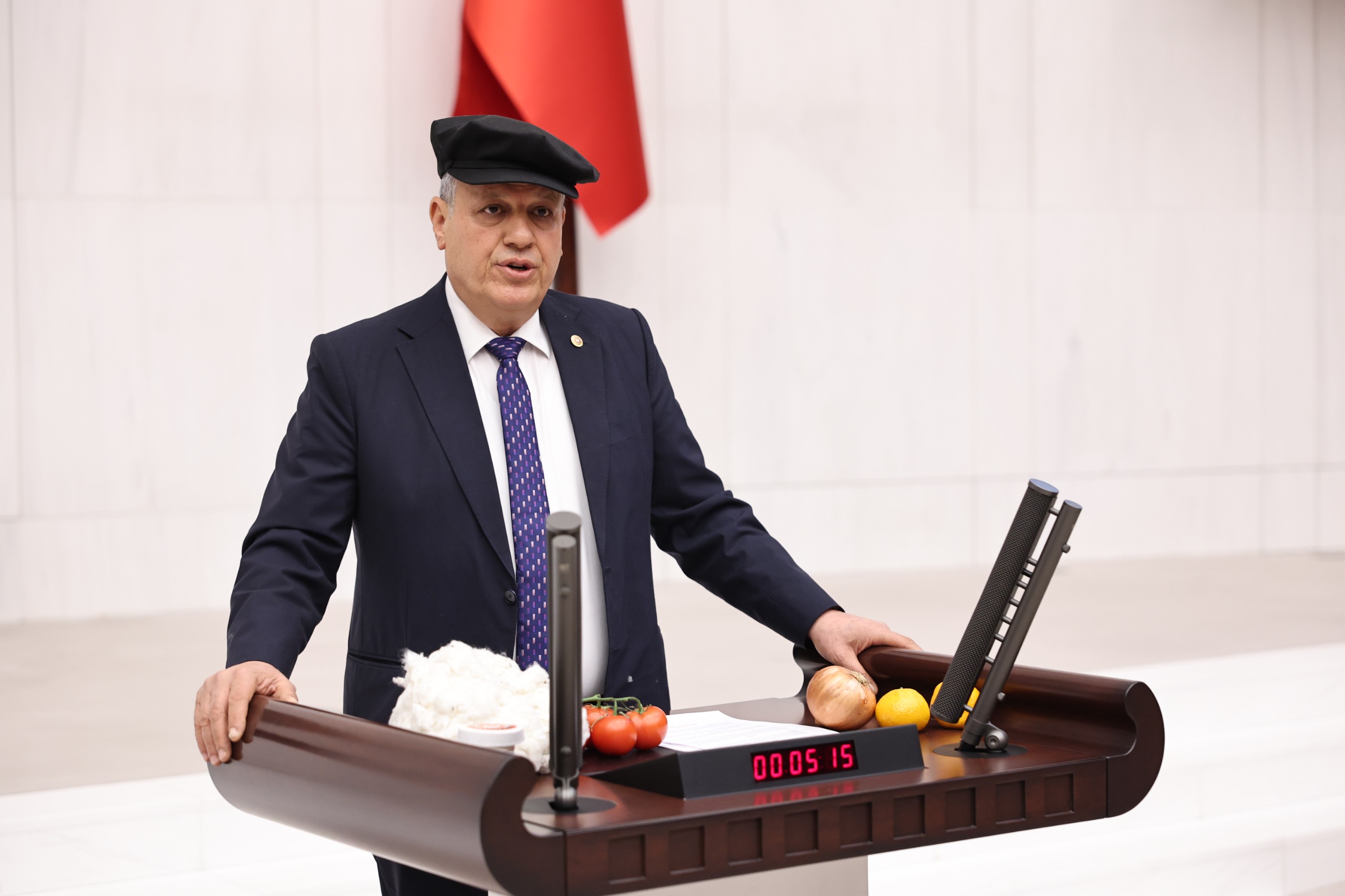 MİLLETVEKİLİ BARUT’UN ŞAPKASI NEYİ ANLATIYOR?