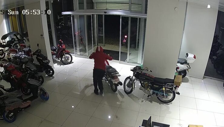 4 çocuk, beğendiği 4 motosikleti galeriden çaldı