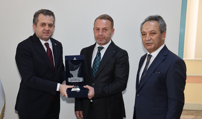 ÇÜ, KENDİ GÖBEKLERİNİ KENDİLERİ KESER HALE GELDİ!